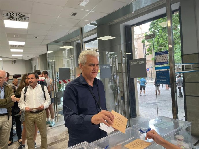 El candidato de El PI a la presidencia del Govern, Josep Meli, ejerce su derecho a voto, en Palma.