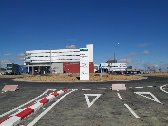 Archivo - El Hospital Universitario de Cáceres ya cuenta con el nuevo vial de acceso