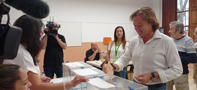 El candidato de Vox a la presidencia del Govern, Jorge Campos, ejerce su derecho a voto.