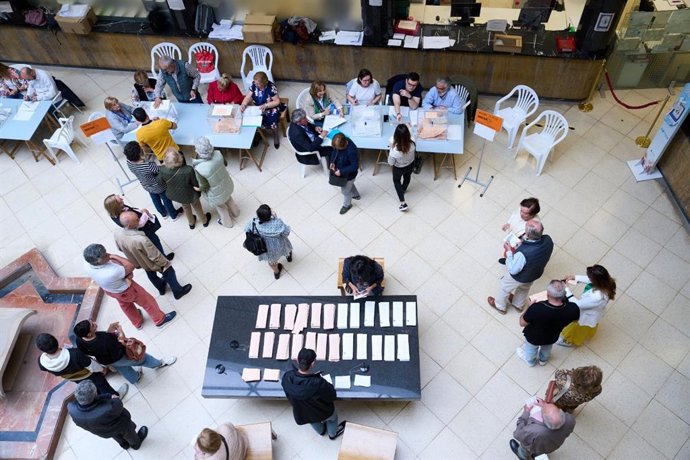 Personas votando en Santander