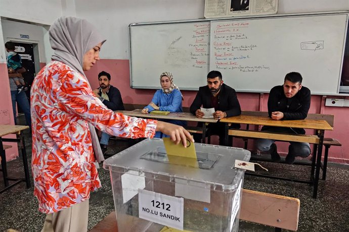 May 28, 2023, Diyarbakir, Turkey: A woman casts her vote in a ballot box during the second round of the 2023 Turkish presidential election. In the city of Diyarbakir, where the Kurdish opposition is the strongest, people also used the vote for the secon