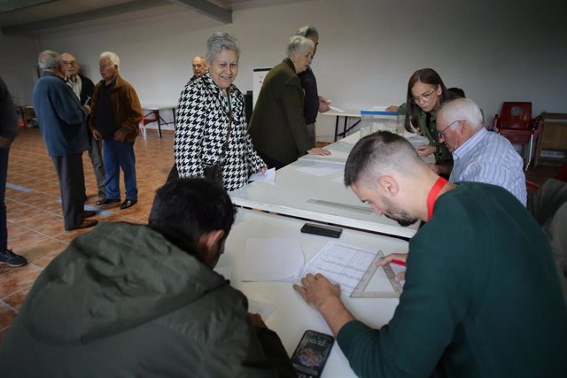 Varias personas ejercen su derecho a voto en la mesa electoral del local parroquial de Recelle, en una mesa que agrupa a varias aldeas del entorno, a 28 de mayo de 2023, en Portomarín, O Páramo, Lugo, Galicia.