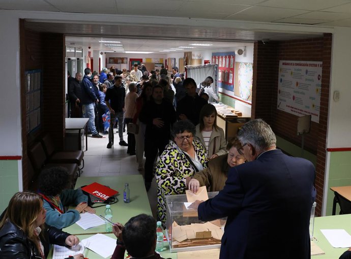 Una dona vota en el Collegi Públic Barraques de la Serra, a 28 de maig de 2023, a Soto del Real, Madrid (Espanya)