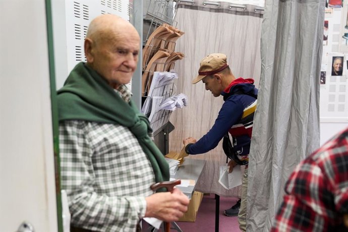 Personas con papeletas electorales