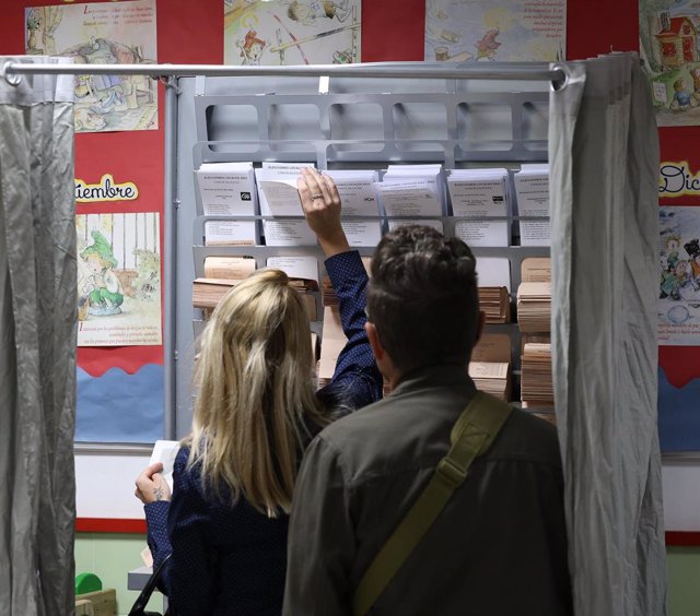 Votantes eligen las papeletas para votar en un colegio electoral, a 28 de mayo de 2023, en Madrid, Comunidad de Madrid (España).  