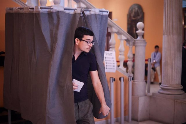 Una persona tras coger la papeleta para votar en un colegio electoral, a 28 de mayo de 2023, en Sevilla, (Andalucía, España). 