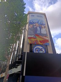 Los operarios ultiman los preparativos del balcón de 'Génova', símbolo de las victorias electorales del PP