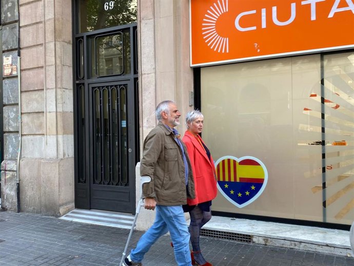 La candidata de Cs a la Alcaldía de Barcelona, Anna Grau, junto al presidente de la formación en Catalunya, Carlos Carrizosa, en su llegada a la sede del partido para seguir la noche electoral