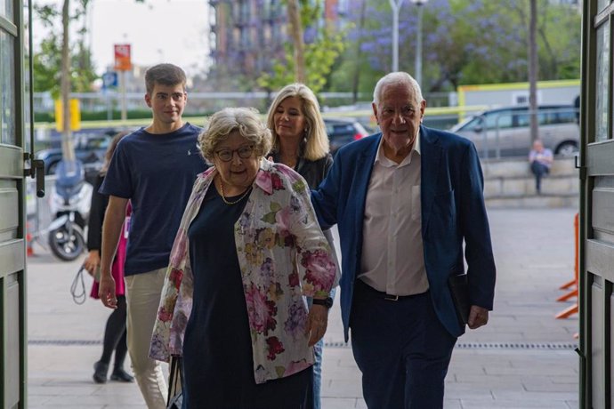 El alcaldable Ernest Maragall llega a la Estació del Nord junto a su esposa y familiares para seguir la noche electoral.