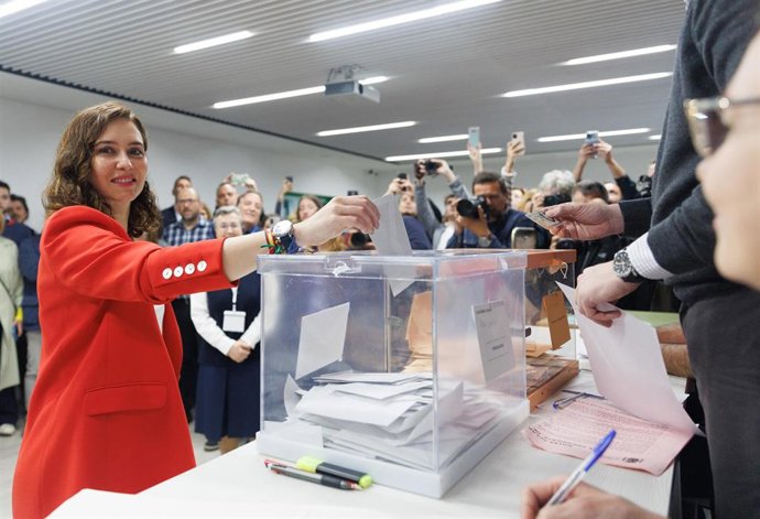 La presidenta de la Comunidad de Madrid, candidata a la reelección y presidenta del Partido Popular (PP) de Madrid, Isabel Díaz Ayuso,  ejerce su derecho al voto en el Colegio La Inmaculada-Marillac, a 28 de mayo de 2023