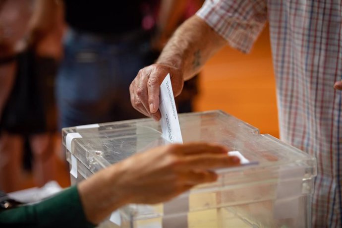 Una persona ejerce su derecho al voto en la Escola Grvol, a 28 de mayo de 2023, en Barcelona, Cataluña (España). Hoy, 28M, se celebran elecciones municipales en un total de 8.131 ayuntamientos y elecciones autonómicas en 12 comunidades autónomas. En la