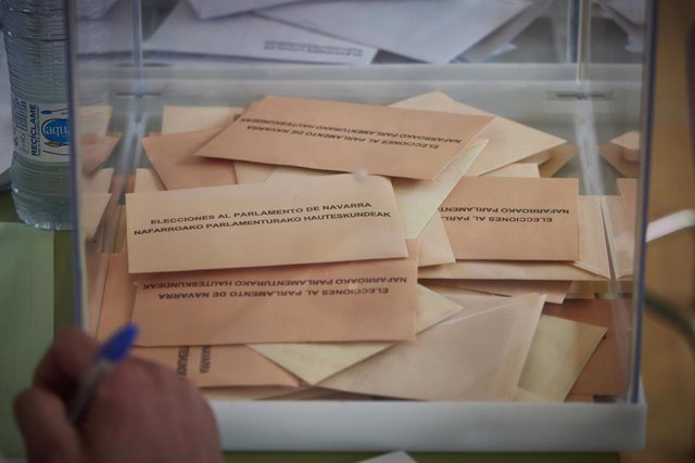 Urna con votos en un colegio electoral, a 28 de mayo de 2023, en Pamplona, Navarra (España).  Hoy, 28M, se celebran en España elecciones municipales en un total de 8.131 ayuntamientos, elecciones autonómicas en 12 comunidades autónomas y en las ciudades a