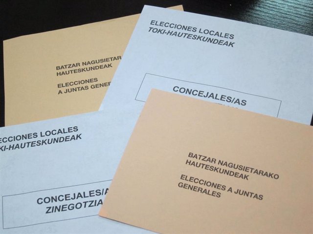 Archivo - Sobres de papeletas para las elecciones municipales y forales