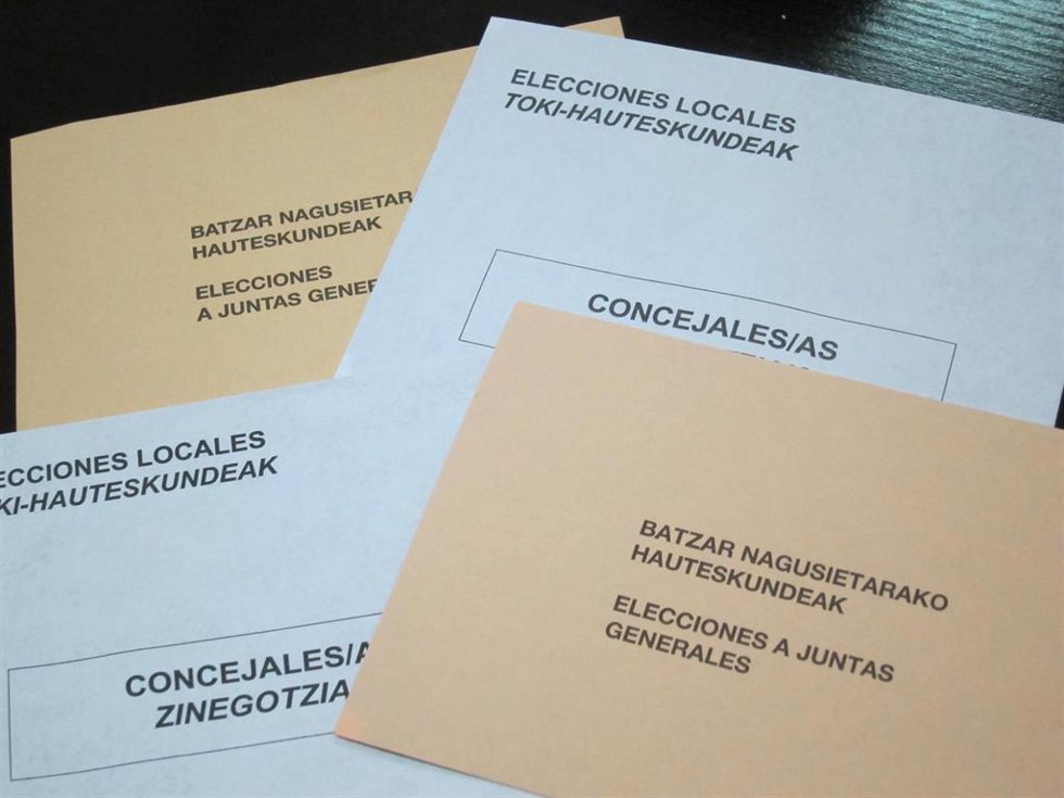 Archivo - Sobres de papeletas para las elecciones municipales y forales