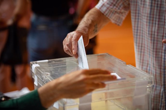 Una persona exerceix el seu dret al vot en l'Escola Grèvol, a 28 de maig de 2023, a Barcelona, Catalunya (Espanya). Avui, 28M, se celebren eleccions municipals en un total de 8.131 ajuntaments i eleccions autonòmiques en 12 comunitats autònomes. En les 