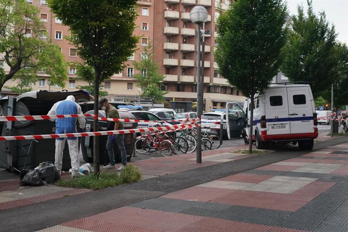La Policía Científica revisa los contenedores cercanos al apartahotel en el que una mujer de Vitoria ha sido asesinada