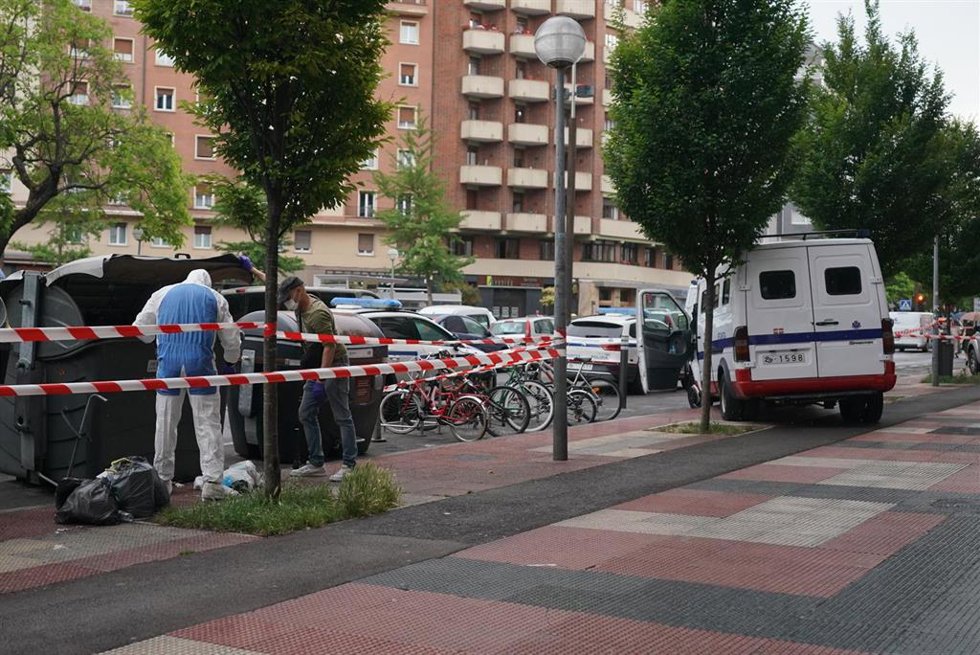 La Policía Científica revisa los contenedores cercanos al apartahotel en el que una mujer de Vitoria ha sido asesinada