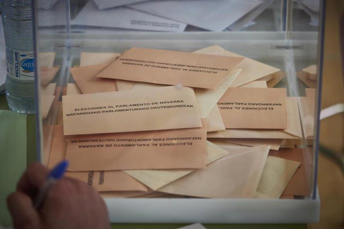 Urna con votos en un colegio electoral, a 28 de mayo de 2023, en Pamplona, Navarra (España).  Hoy, 28M, se celebran en España elecciones municipales en un total de 8.131 ayuntamientos, elecciones autonómicas en 12 comunidades autónomas y en las ciudades