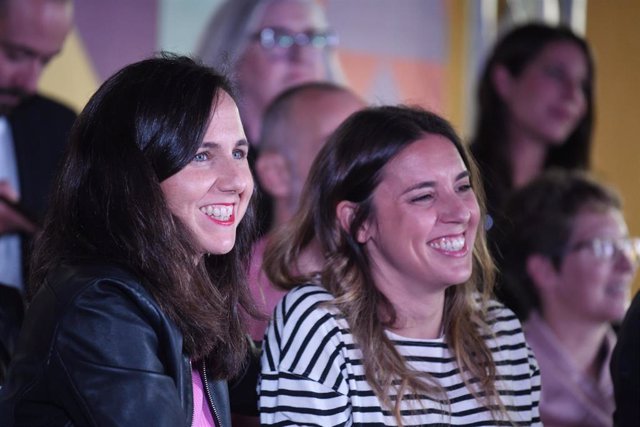 La ministra de Derechos Sociales y Agenda 2030 y secretaria general de Podemos, Ione Belarra (i) y la ministra de Igualdad, Irene Montero (d), durante el acto central de cierre de campaña, a 26 de mayo de 2023, en Madrid (España). El acto se celebra de ca