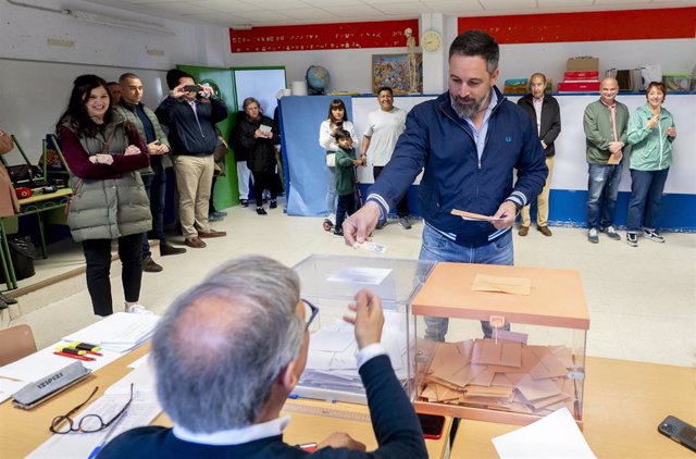 El presidente de Vox, Santiago Abascal, ejerce su derecho al voto este domingo