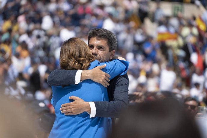 La candidata a la Alcaldía de Valencia, Maria José Catalá, abraza al l presidente del PP de la Comunitat Valenciana, Carlos Mazón, en un mitin en la Plaza de Toros