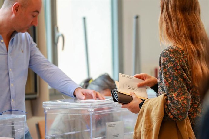 Una persona ejerce su derecho al voto, a 28 de mayo de 2023, en Palma