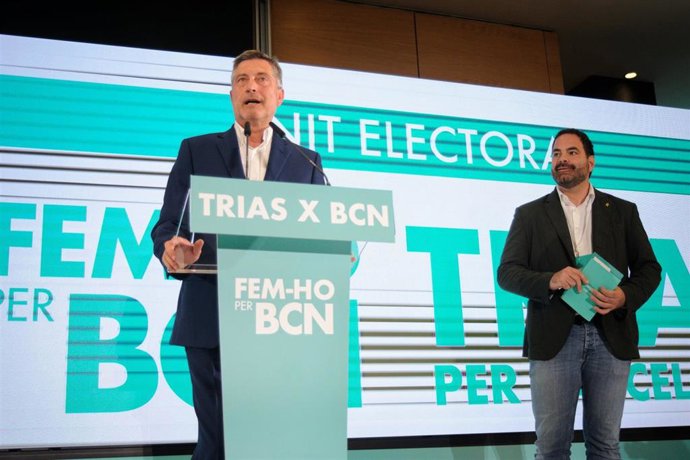 El número 3 de la candidatura de Xavier Trias, Jordi Martí, con el responsable de política municipal de Junts, David Saldoni