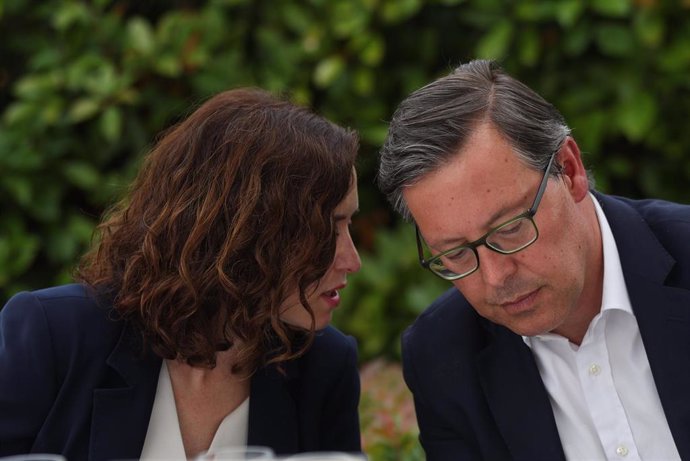 Isabel Díaz Ayuso, y el secretario general del PP de Madrid, Alfonso Serrano