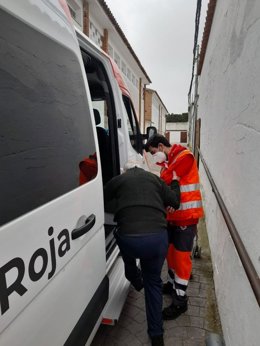 Un voluntario de Cruz Roja ayuda a una persona mayor a ejercer su derecho al voto