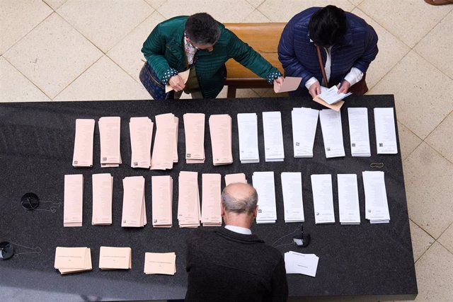 Una persona ejerce su derecho al voto en el Ayuntamiento de Santander.
