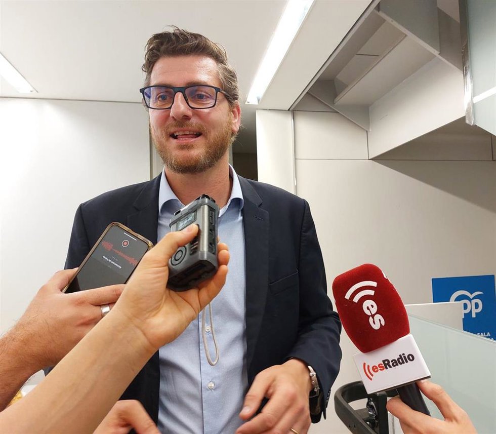 El portavoz de campaña del PP balear, Sebasti Sagreras, atiende a los mediosd e comunicación