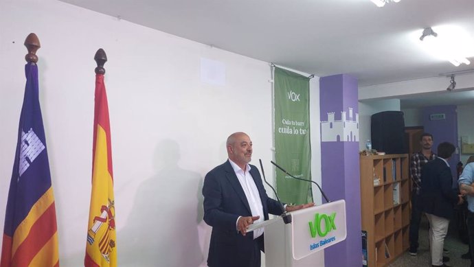 El número tres de Vox, Sergio Rodríguez, valora los resultados de las encuestas en la sede del partido en Palma.