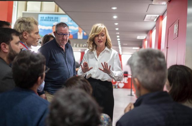 La portavoz del PSOE, Pilar Alegría, en la sede del partido en Ferraz, ofreciendo una valoración de los sondeos al cierre de las urnas.