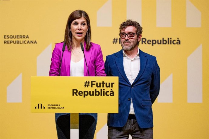La secretaria general adjunta y portavoz de ERC, Marta Vilalta, junto al vicesecretario general de comunicación y estrategia, Marc Colomer, en la Estació del Nord.