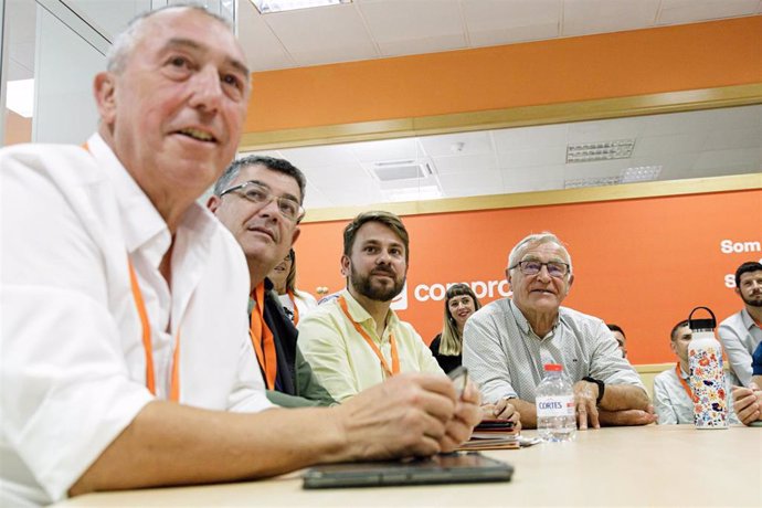 El candidato de Compromís a la Generalitat, Joan Baldoví, y el alcalde de Valncia y candidato de la coalición a la reelección, Joan Ribó, en la sede del partido siguiendo el final de la jornada electoral.