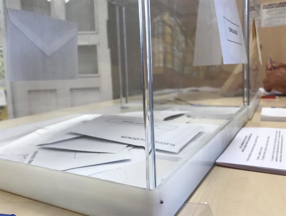 Urna transparente con votos. Imagen de archivo.