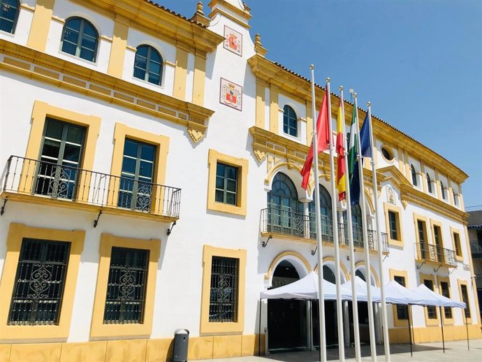 Archivo - Fachada del Ayuntamiento de Dos Hermanas.