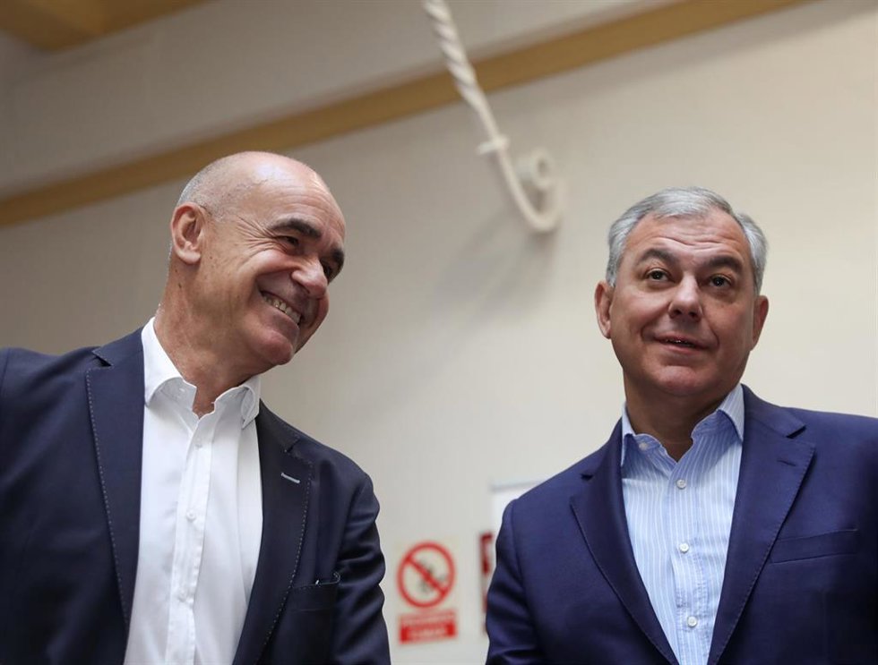 El alcalde y candidato del PSOE a la Alcaldía de Sevilla, Antonio Muñoz, y el candidato del PP, José Luis Sanz
