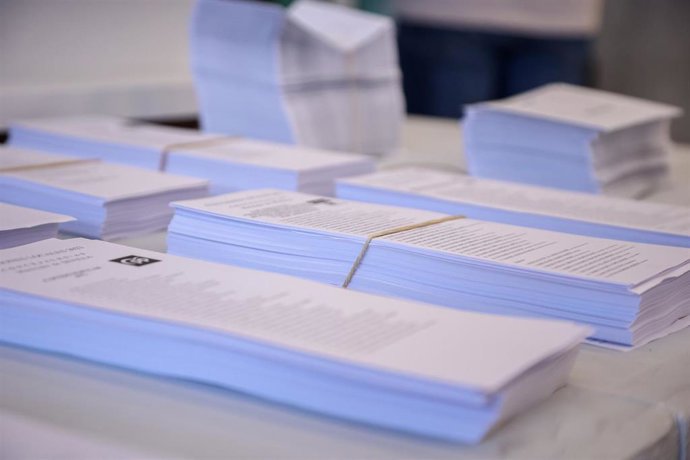 Papeletas para votar de los distintos partidos políticos preparadas en un colegio electoral, a 28 de mayo de 2023, en Sevilla, (Andalucía, España). 