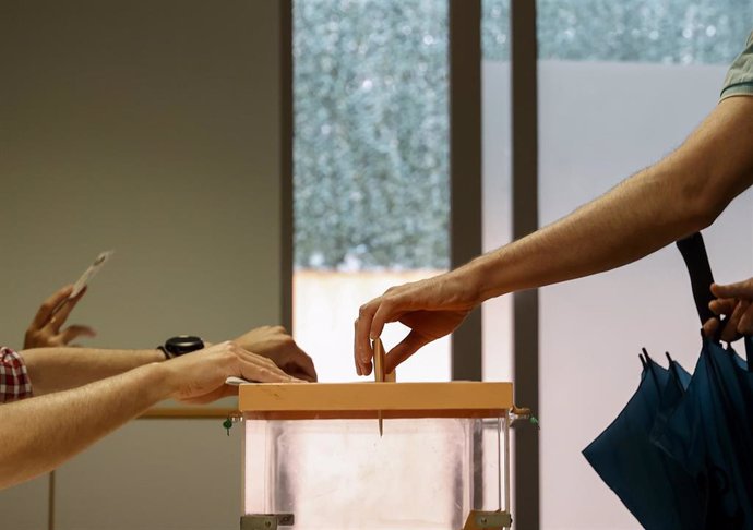 Una persona mete su voto en una urna vota en el Centro de Formación Rodrigo Giorgeta, a 28 de mayo de 2023, en Valencia, Comunidad de Valencia (España). Hoy, 28M, se celebran en España elecciones municipales en un total de 8.131 ayuntamientos, eleccione
