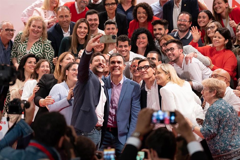 (I-D) El candidato del PSC a la alcaldía de Tarragona, Rubén Viñuales; el secretario general del PSOE y presidente del Gobierno, Pedro Sánchez; el primer secretario del PSC, Salvador Illa, y la número 2 de la candidatura del PSC en Tarragona, Montse Ada