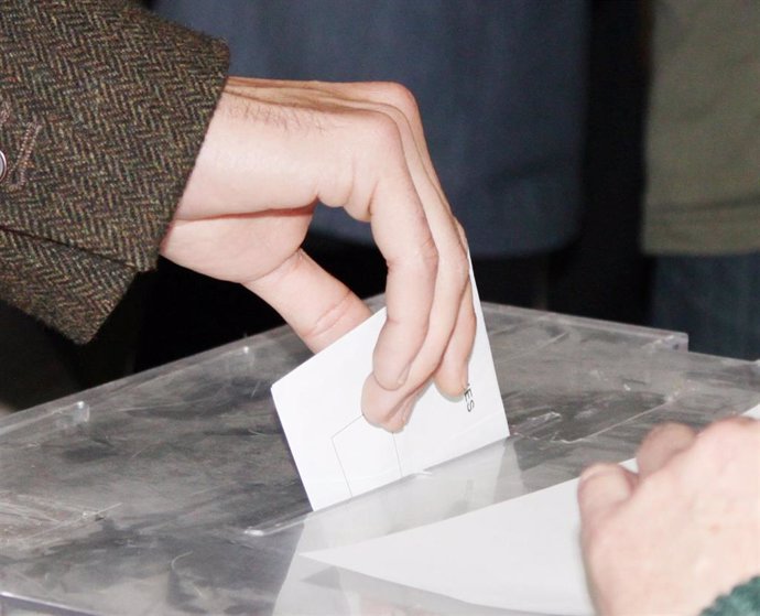 Archivo - Imagen de una persona votando
