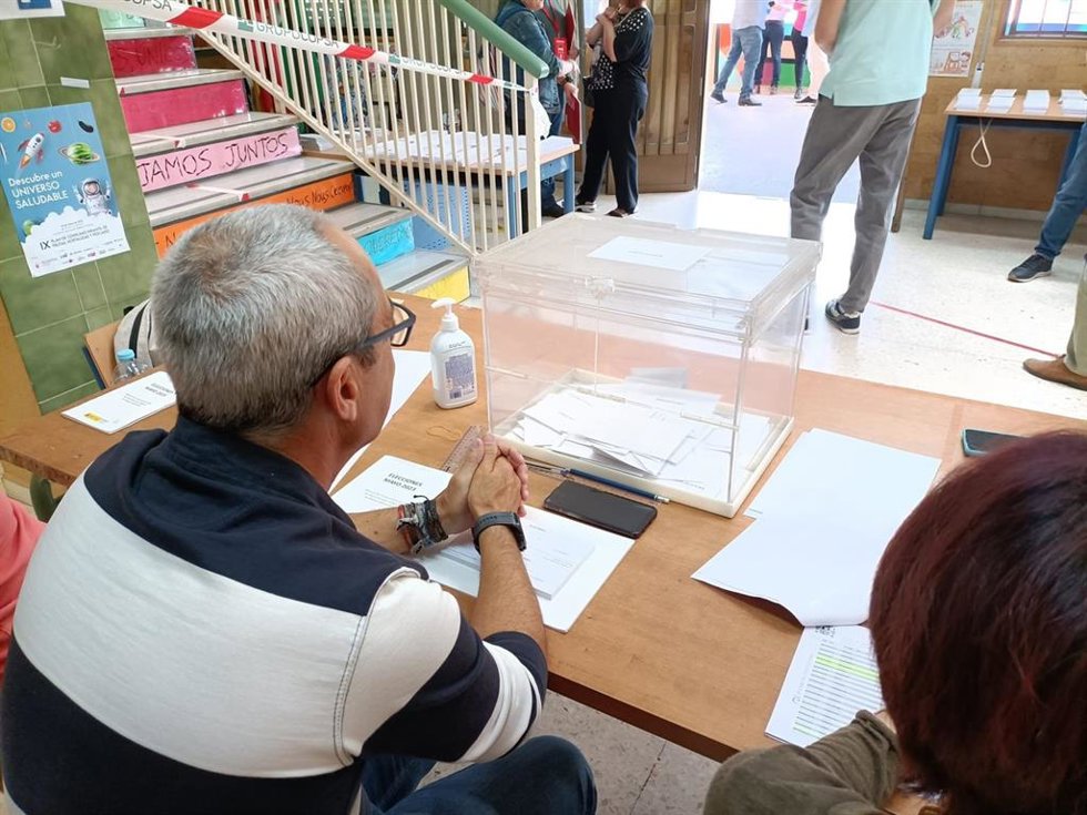 Una urna en un colegio electoral de Almería en las elecciones municipales del 28M.
