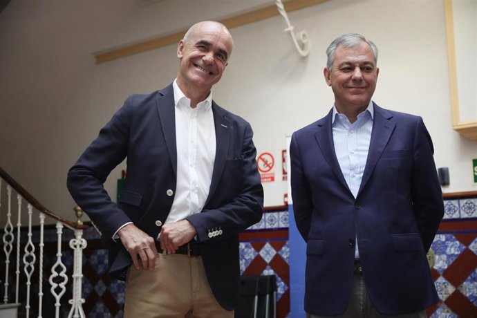 El alcalde y candidato del PSOE a la Alcaldía de Sevilla, Antonio Muñoz (i), y el candidato del PP, José Luis Sanz (d)