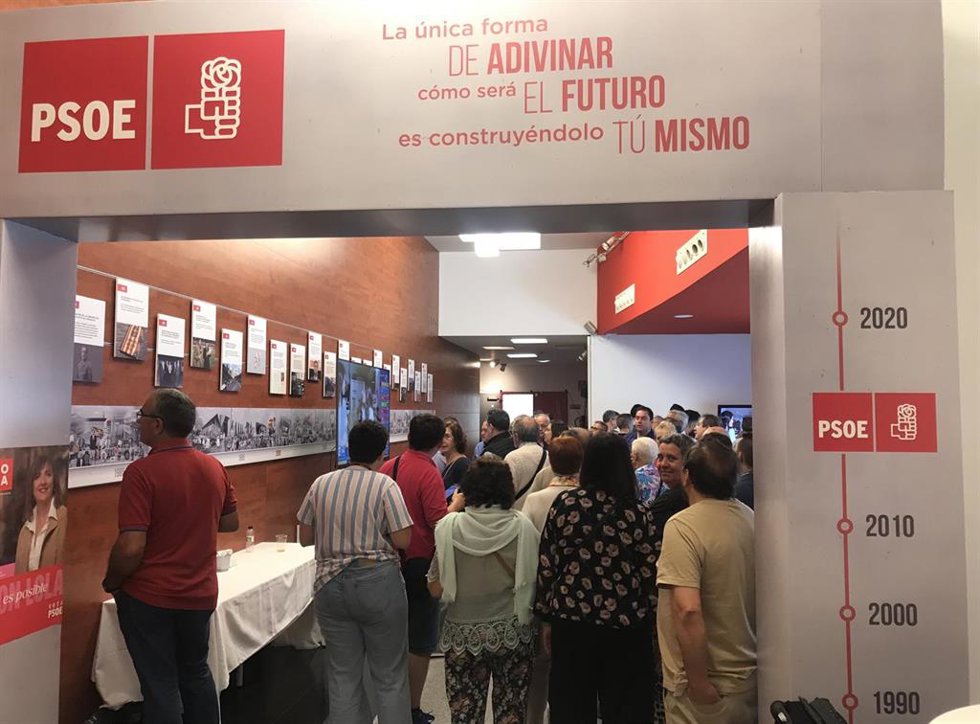 Numerosos militantes del PSOE se han acercado a la sede del PSOE en Zaragoza, situada en la calle Conde Aranda, para seguir las elecciones del 28 de mayo