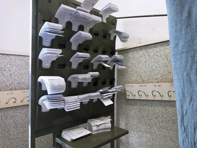 Imagen de recurso de una cabina con papeletas de formaciones políticas en el interior de un colegio electoral.