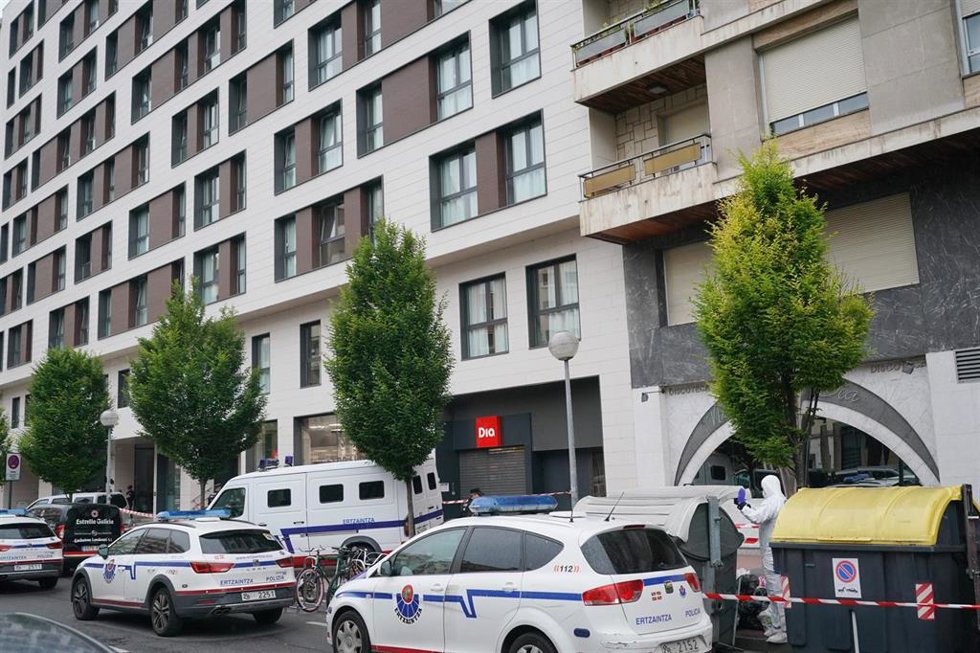 Efectivos de la Ertzaintza junto al apartahotel de Vitoria en el que ha parecido muerta una mujer