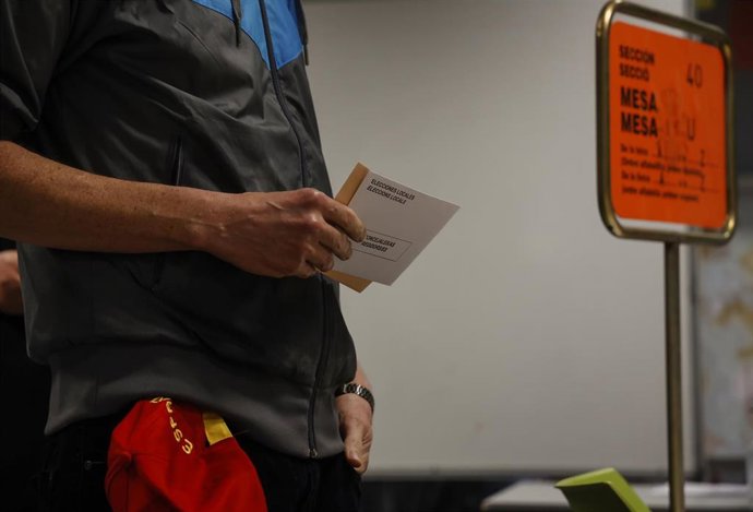 Una persona se dispone a votar el 28M