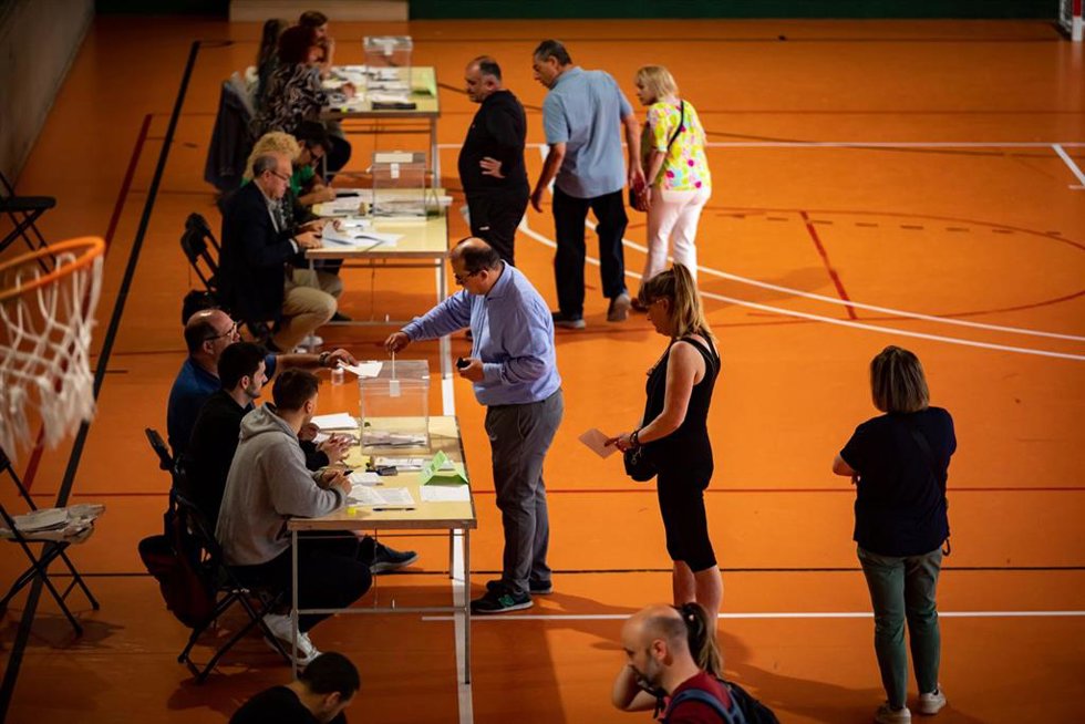 Varias personas hacen cola para votar en la Escola Grvol, a 28 de mayo de 2023, en Barcelona, Cataluña (España).