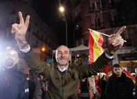 Más de 400 personas se concentran ya a las puertas de la sede del PP para celebrar los resultados del partido